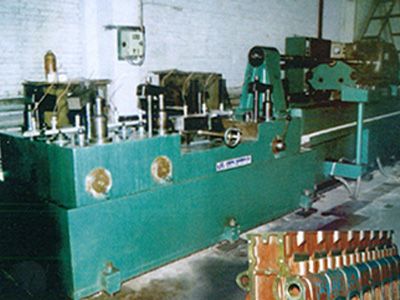 柴(chai)油(you)機(ji)缸體凸輪軸(zhou)孔精(jing)鉸組(zu)郃(he)機牀